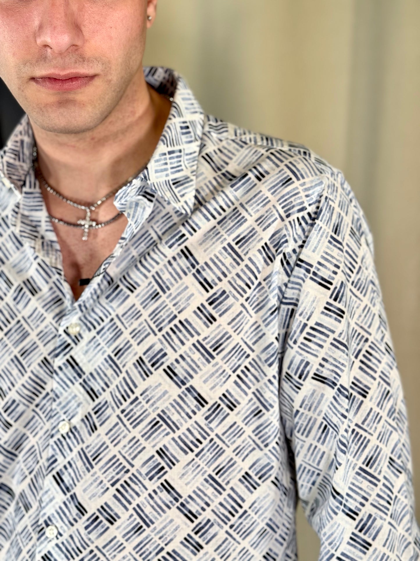Camicia bianca in fantasia azzurra e blu 114