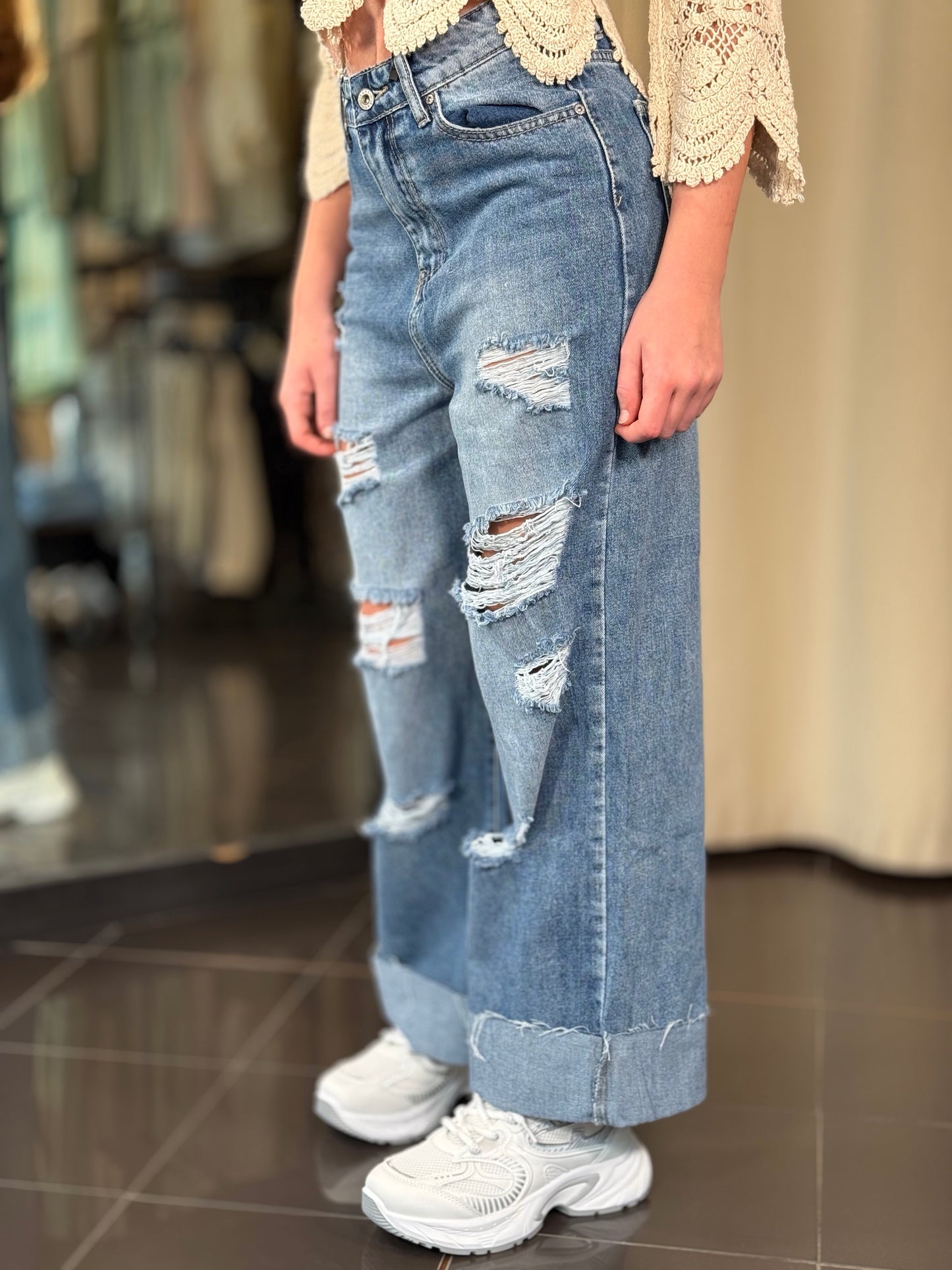 Jeans gamba larga con strappi e risvolto 361