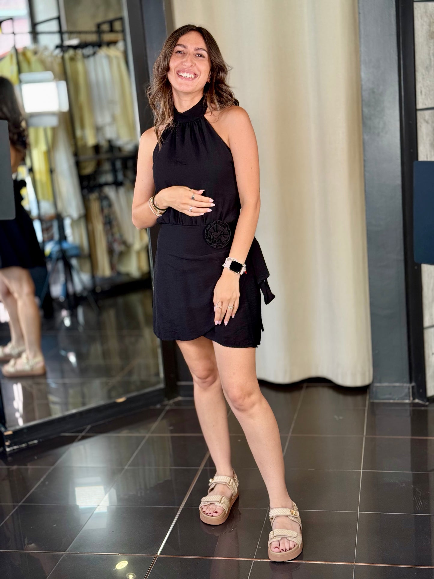 Abito nero con scollo all’americana e shorts sotto alla gonna in taglia unica 593