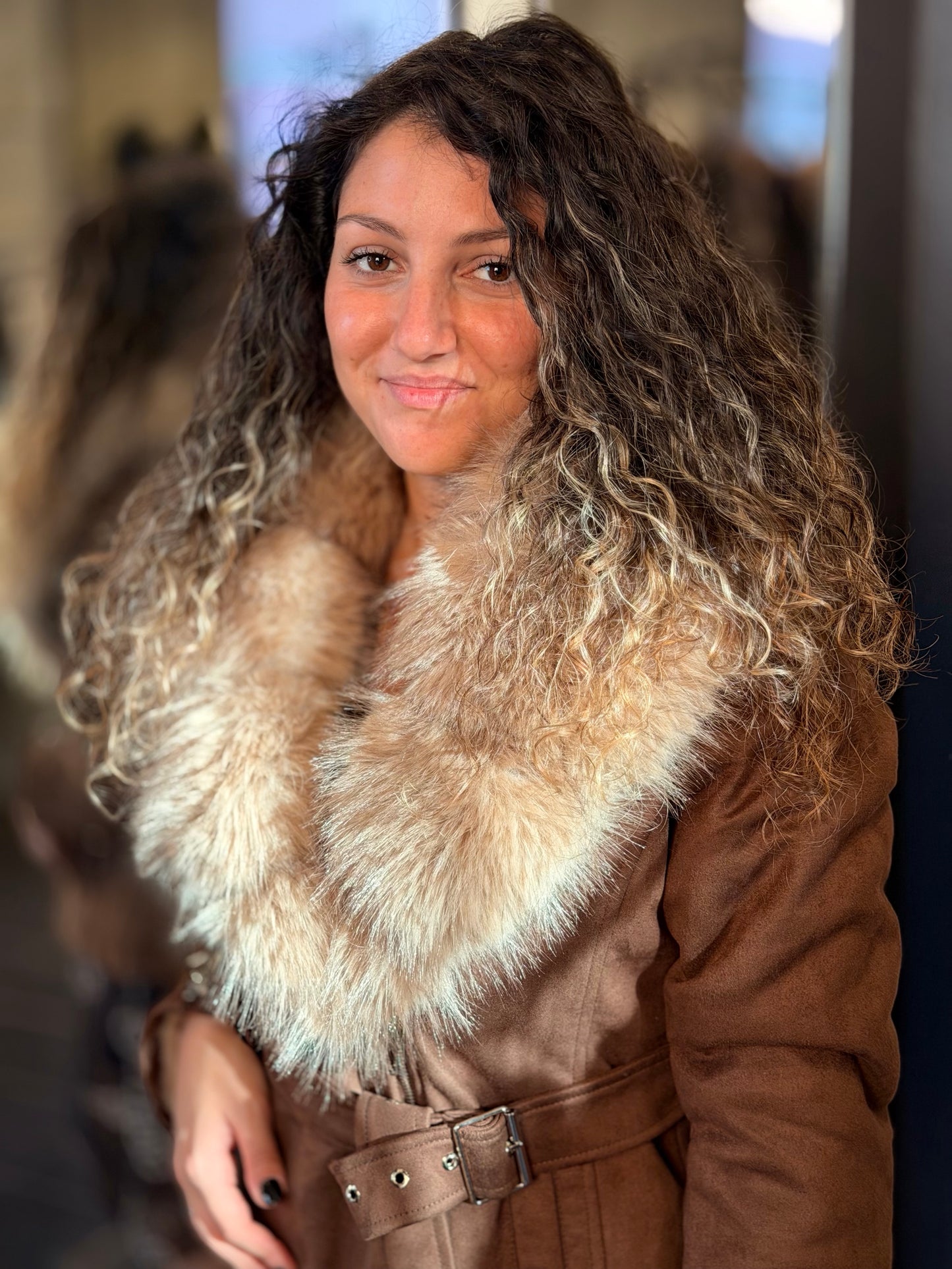 Giacca in suede marrone con ecopelliccia sul collo e all’interno in taglia unica 2402