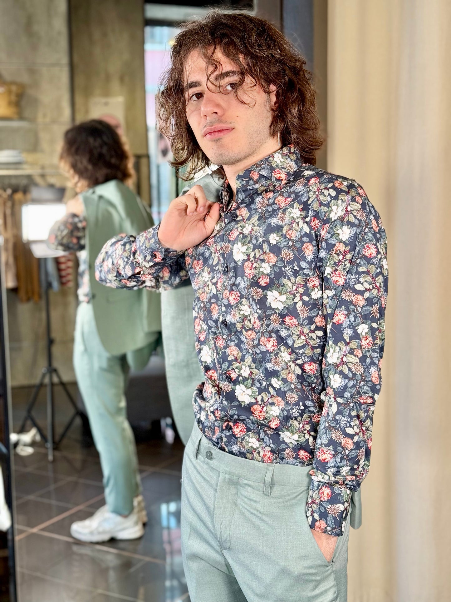 Camicia blu con fiori 126
