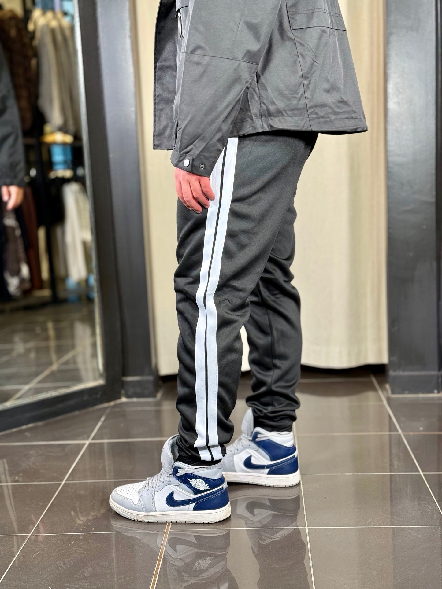 Pantalone tuta nero con tasca con zip 2130