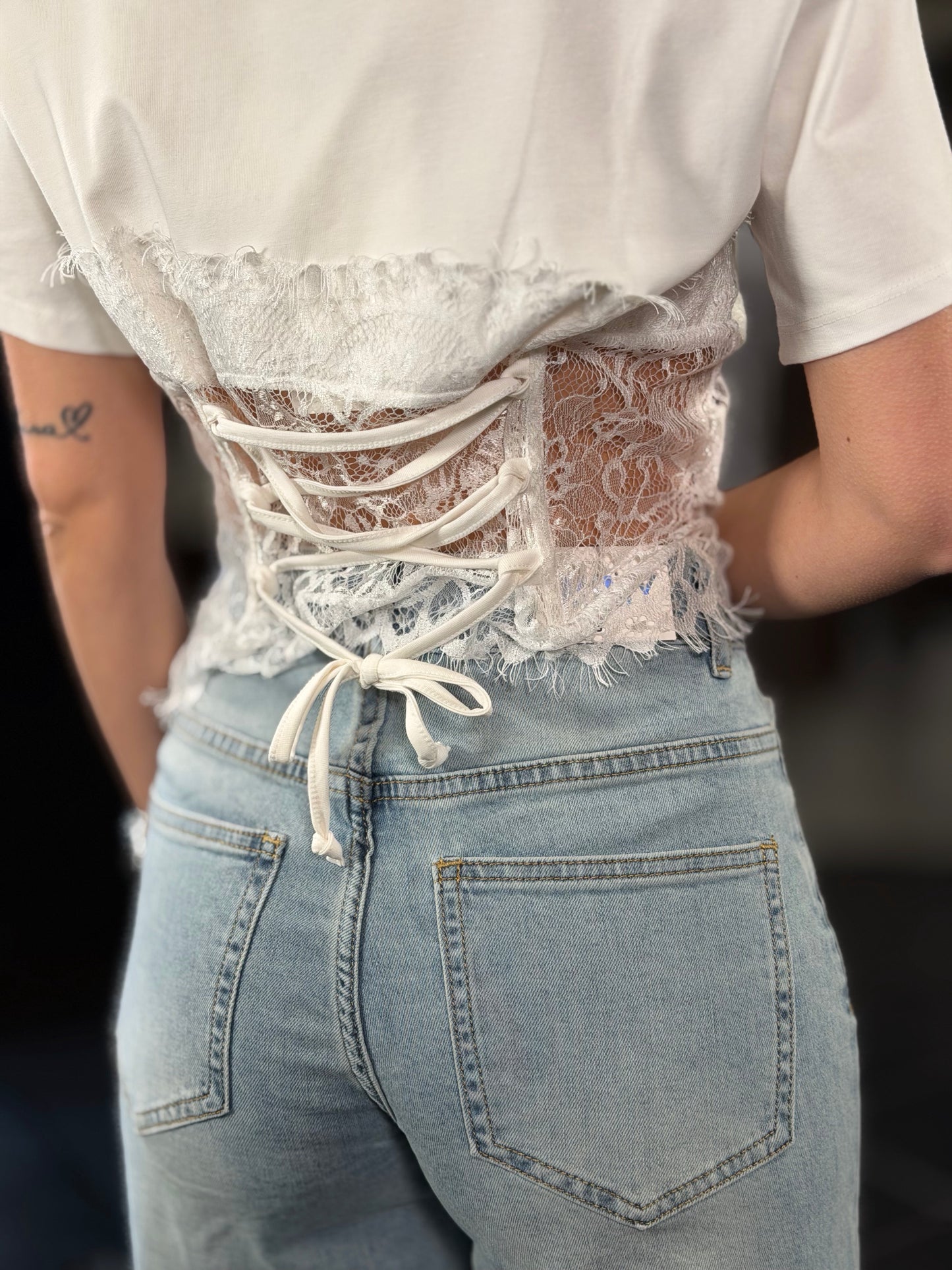 T-shirt crop con fondo in pizzo in taglia unica 2237
