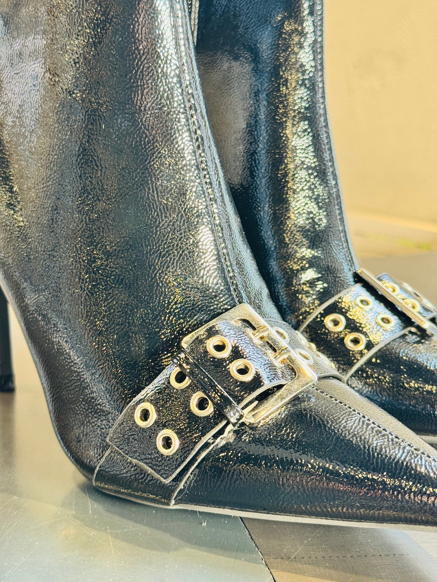 Tronchetto effetto vinile nero con fibbia borchiata 2862