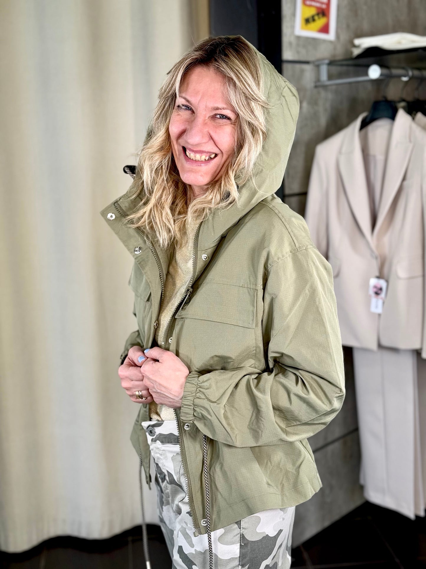 Giubbino in nylon oversize con coulisse in vita verde militare 007
