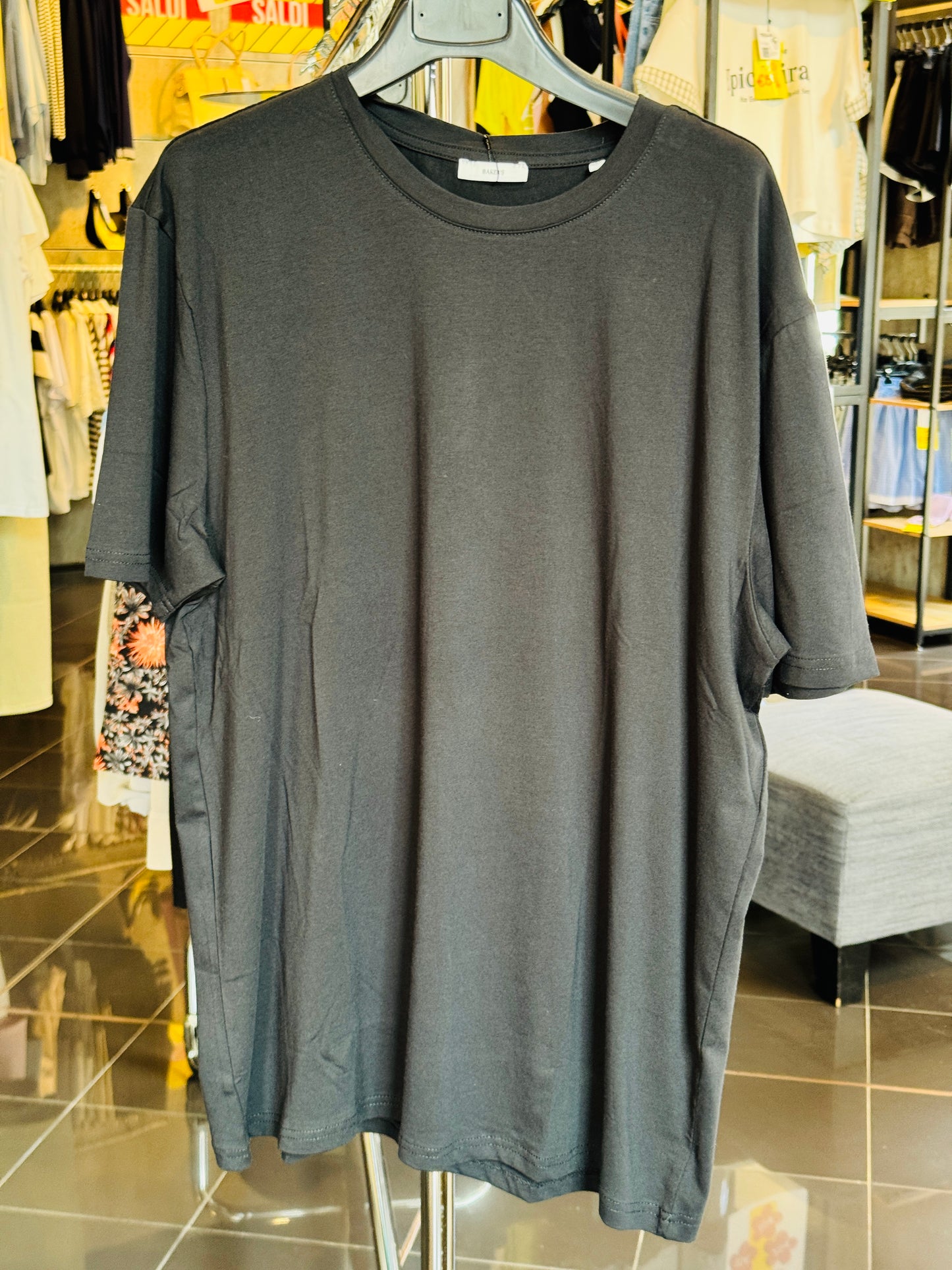 T-shirt nera basica