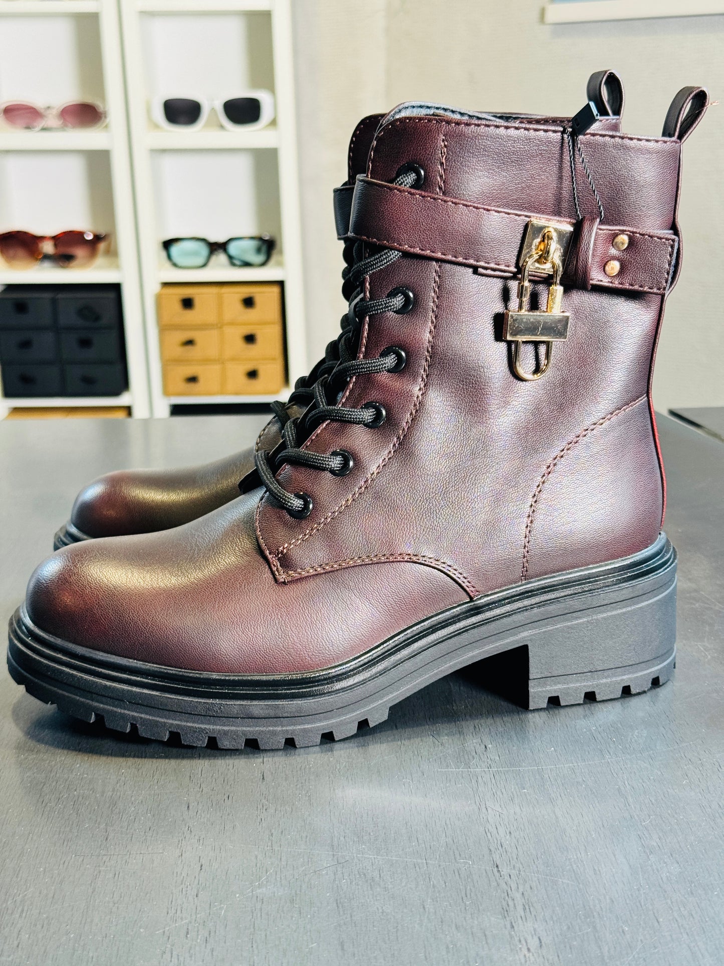 Boots stringato bordeaux con lucchetto oro 2384