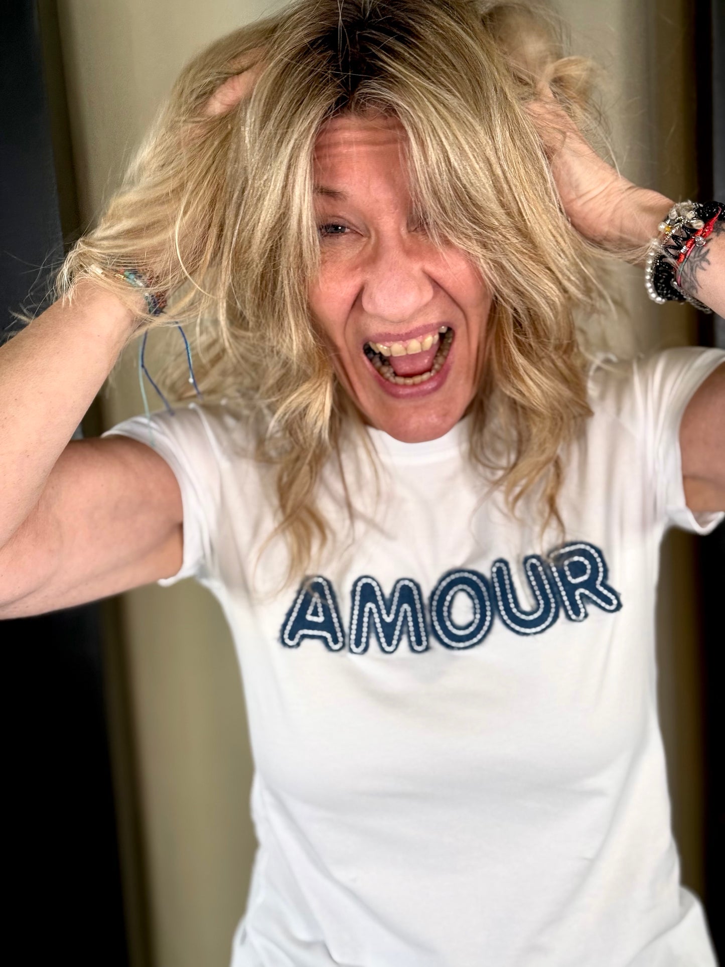 T-shirt con scritta amour ricamata in denim in taglia unica 063
