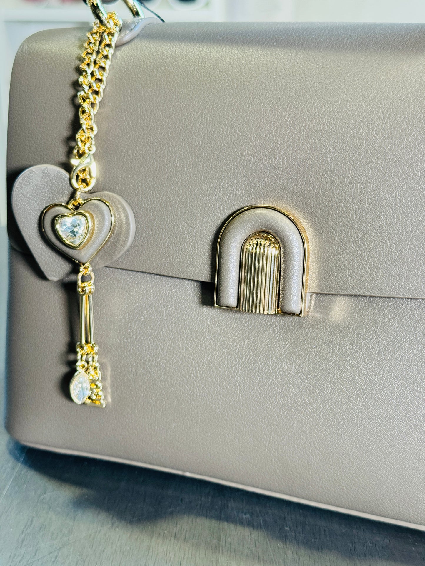 Mini bag taupe con tracolla all’interno e portachiavi 2366