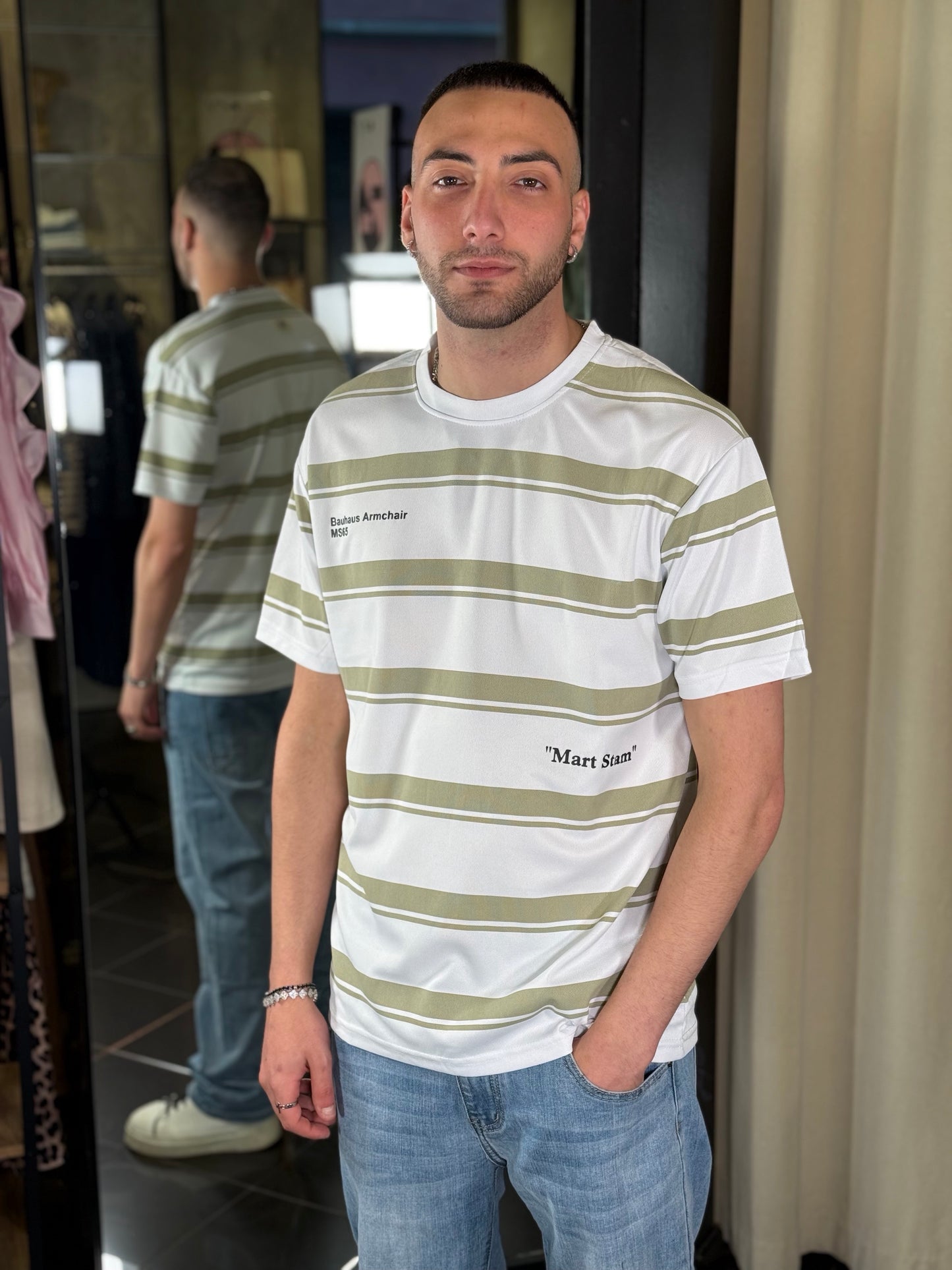 T-shirt a righe verde acido con scritte 399
