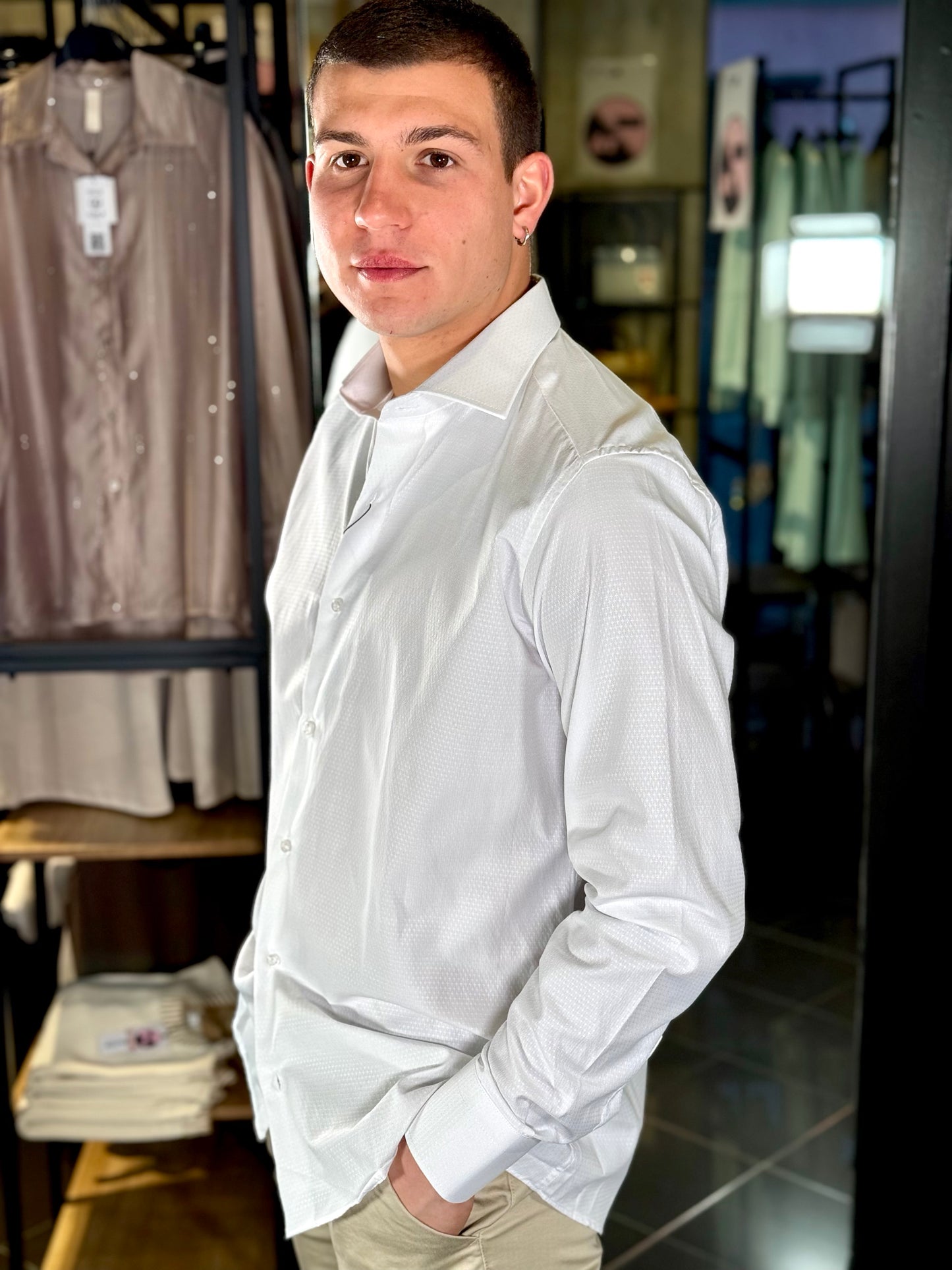 Camicia bianca con ricamo tono su tono 169