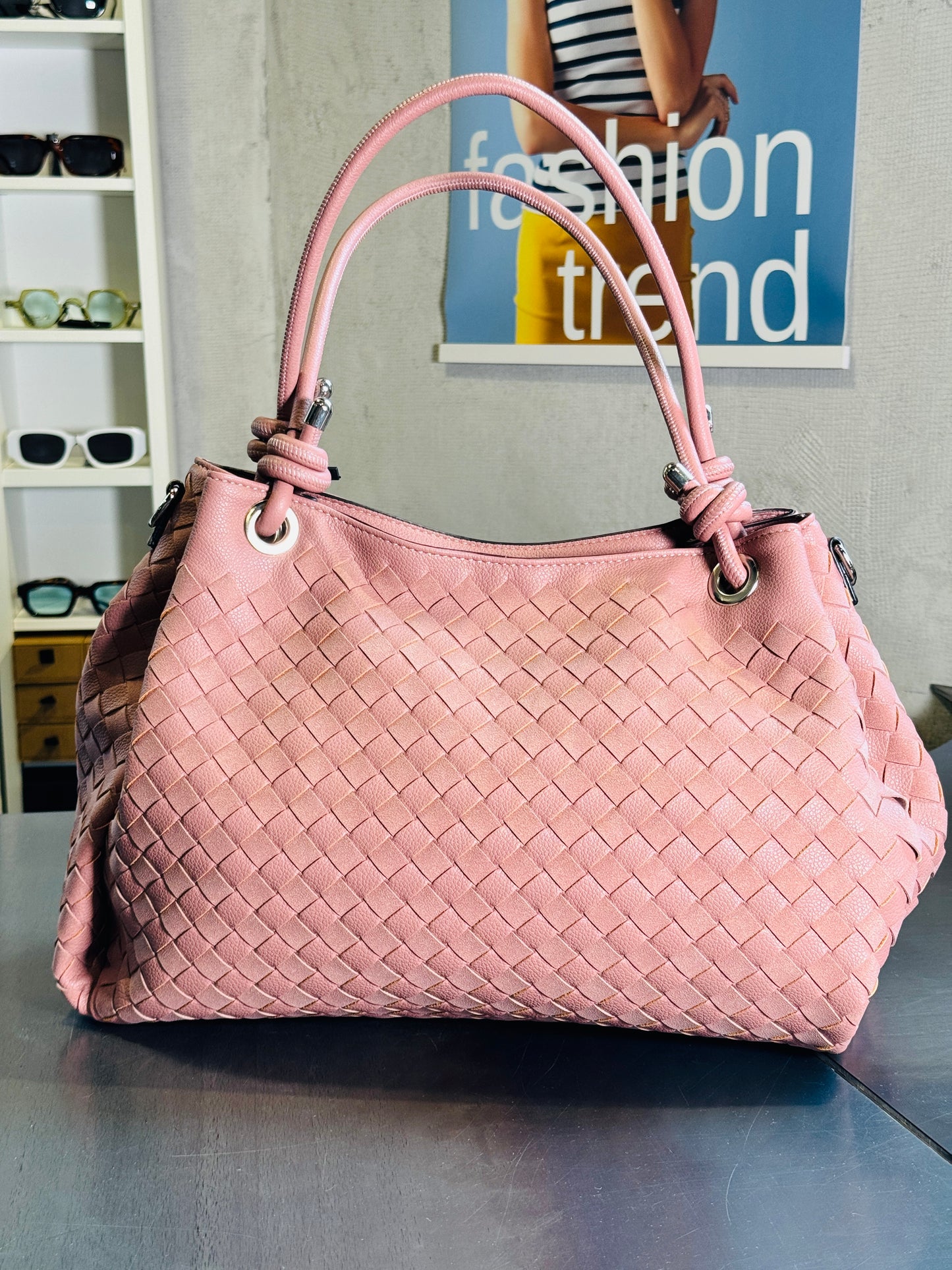 Borsa a spalla intrecciata rosa con tracolla all’interno 2371