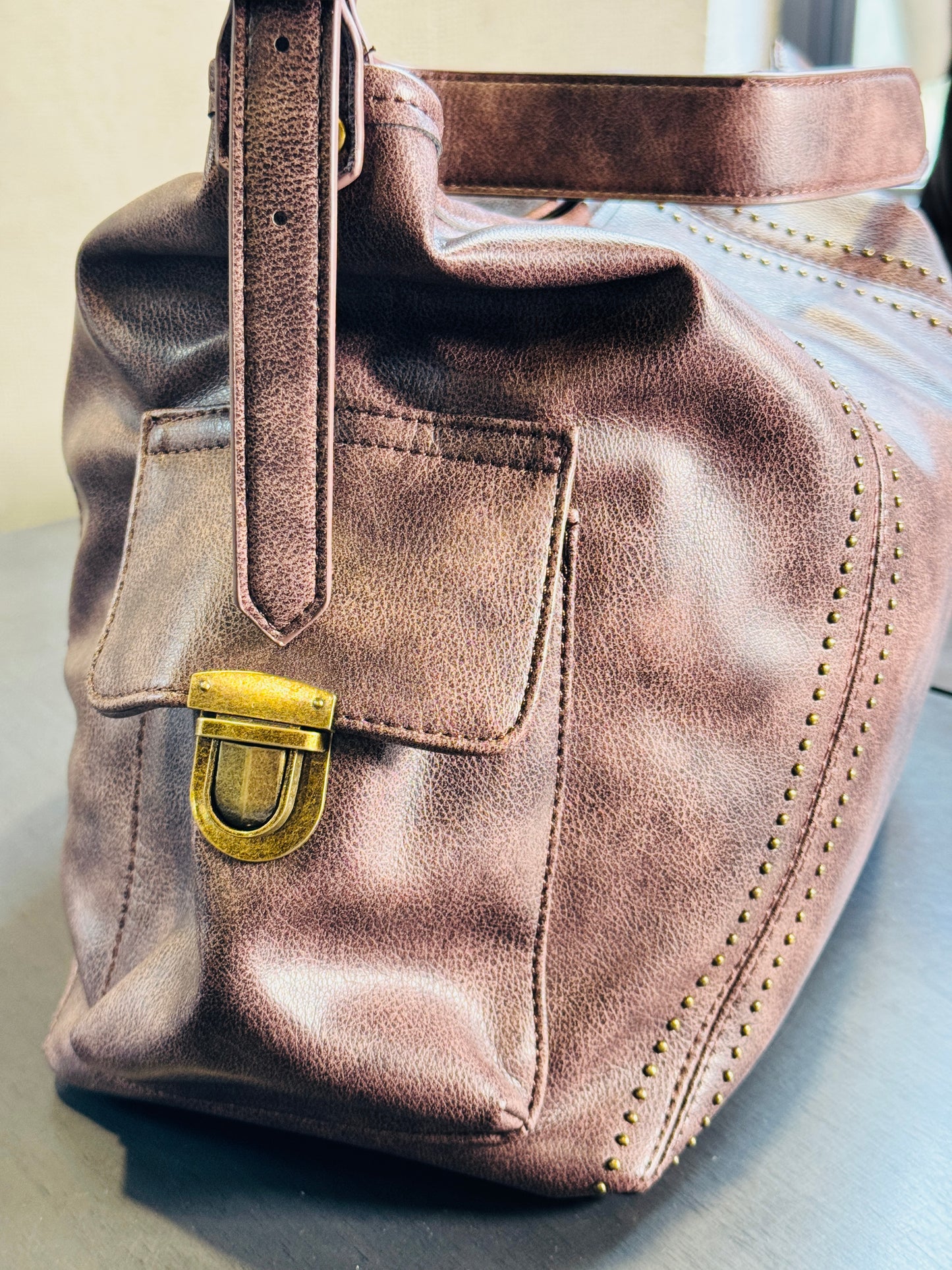 Borsa in similpelle marrone con effetto invecchiato e tracolla all’interno 2373