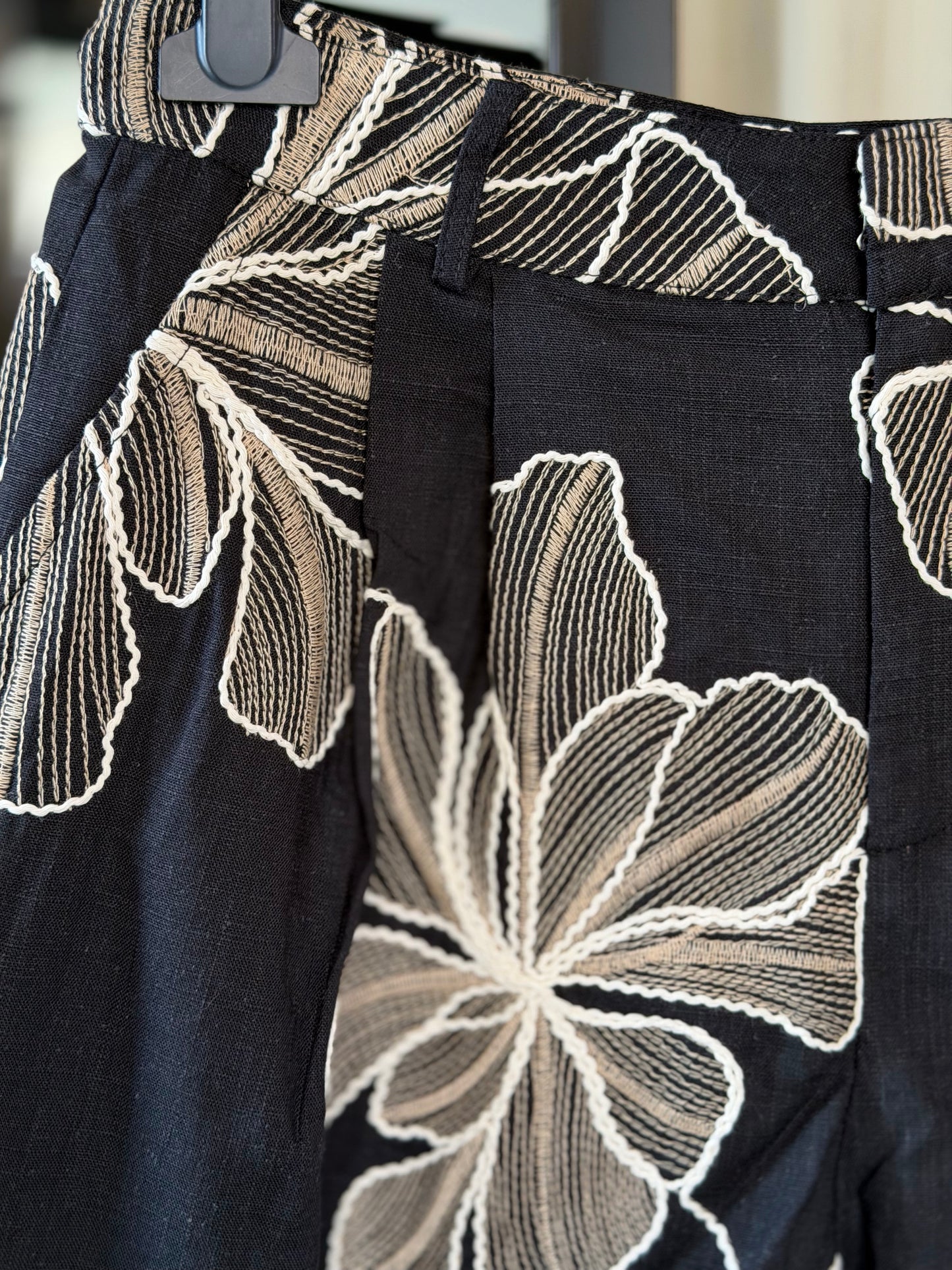Shorts nero con ricamo in corda 2479