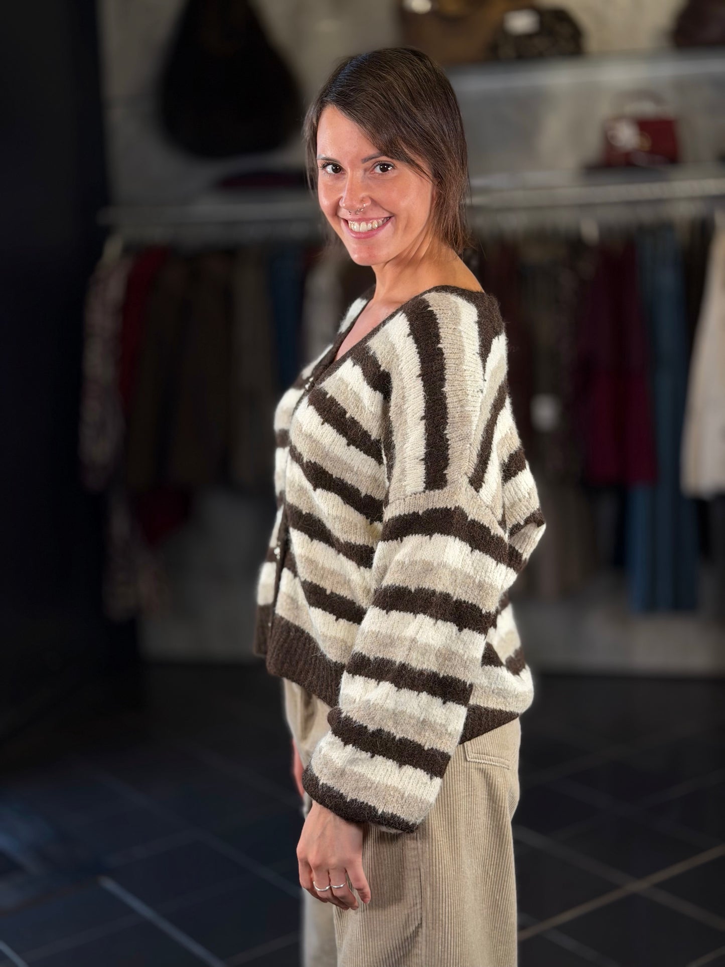 Cardigan a righe marrone e beige con bottone gioiello in taglia unica 2444