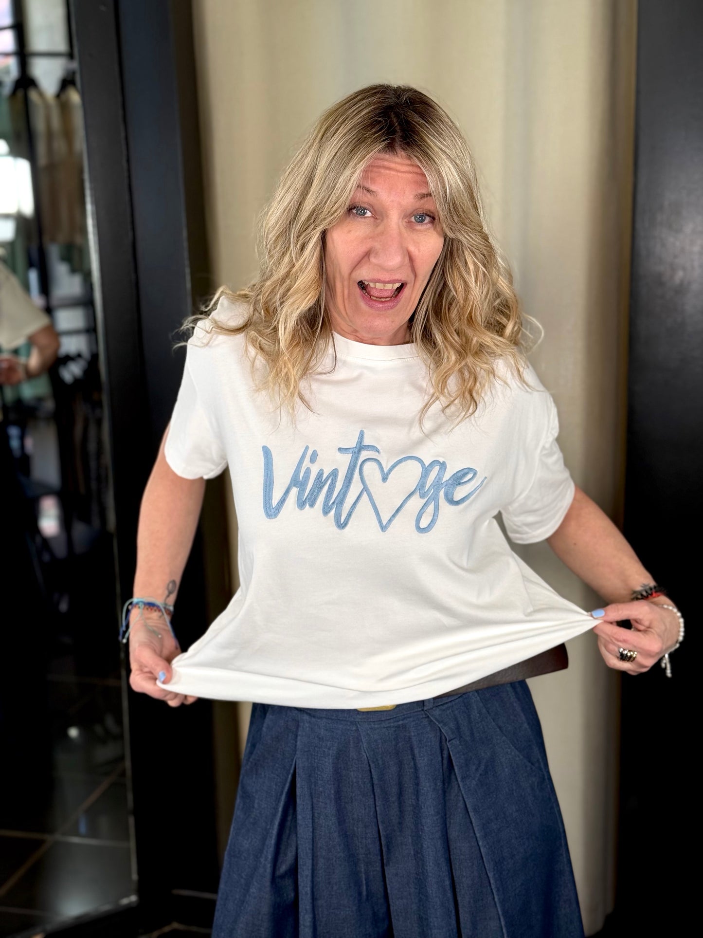 T-shirt con scritta vintage ricamata in azzurro in taglia unica 061