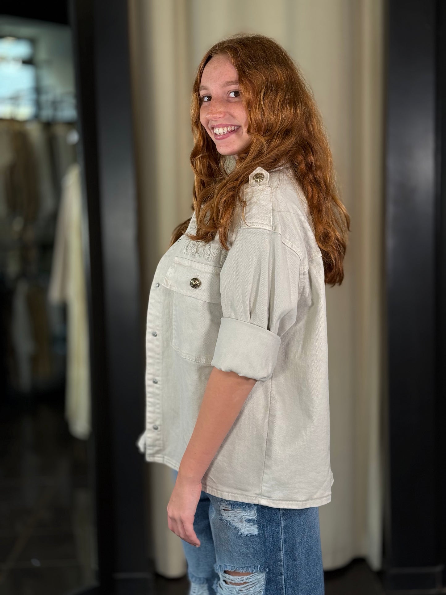 Camicia effetto jeans sabbia con ricamo tono su tono 353