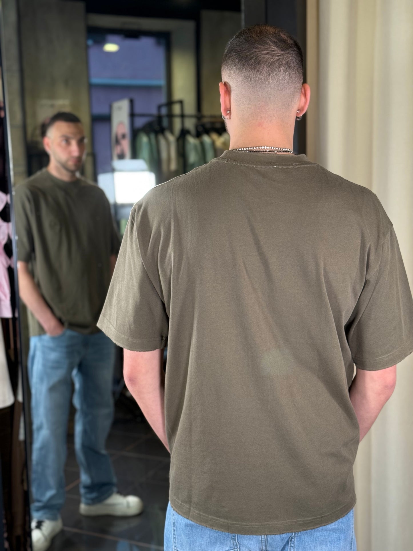 T-shirt verde militare oversize con bussola tono su tono 440