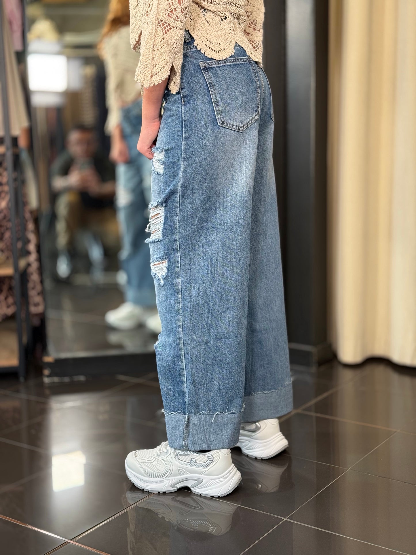 Jeans gamba larga con strappi e risvolto 361