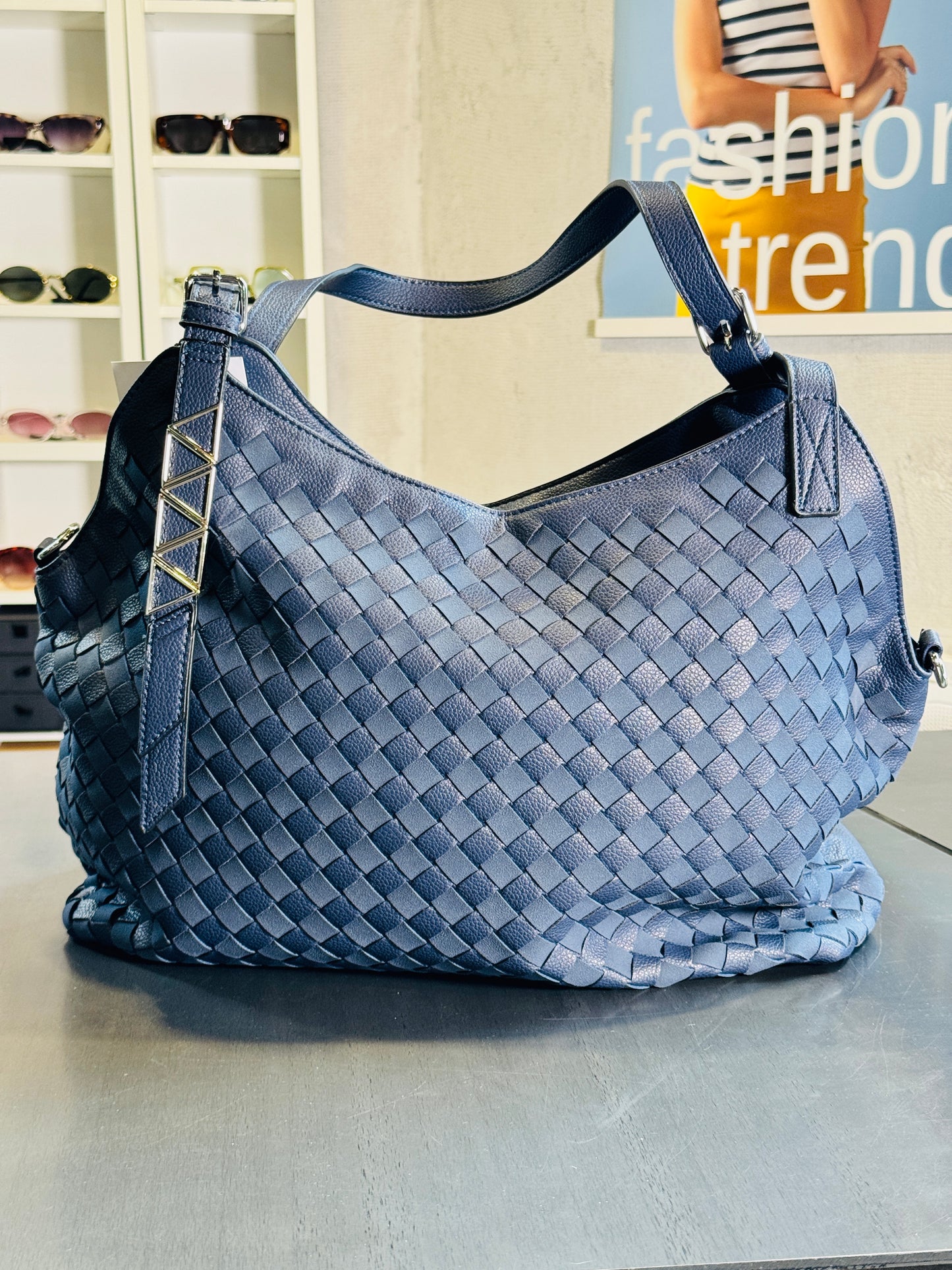 Borsa in similpelle a spalla intrecciata blu con tracolla all’interno 2369
