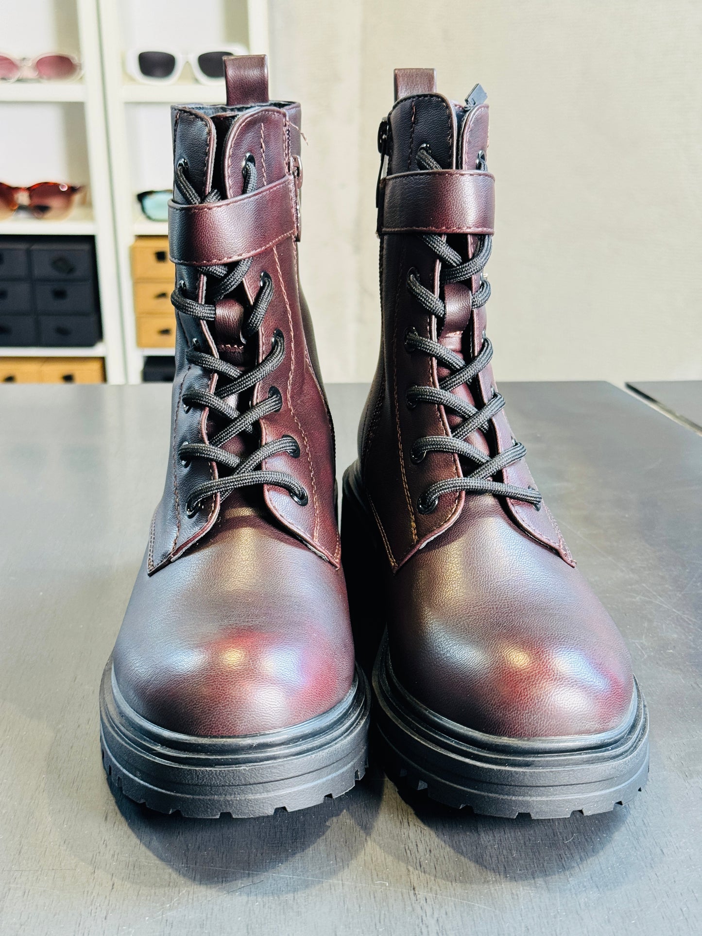 Boots stringato bordeaux con lucchetto oro 2384