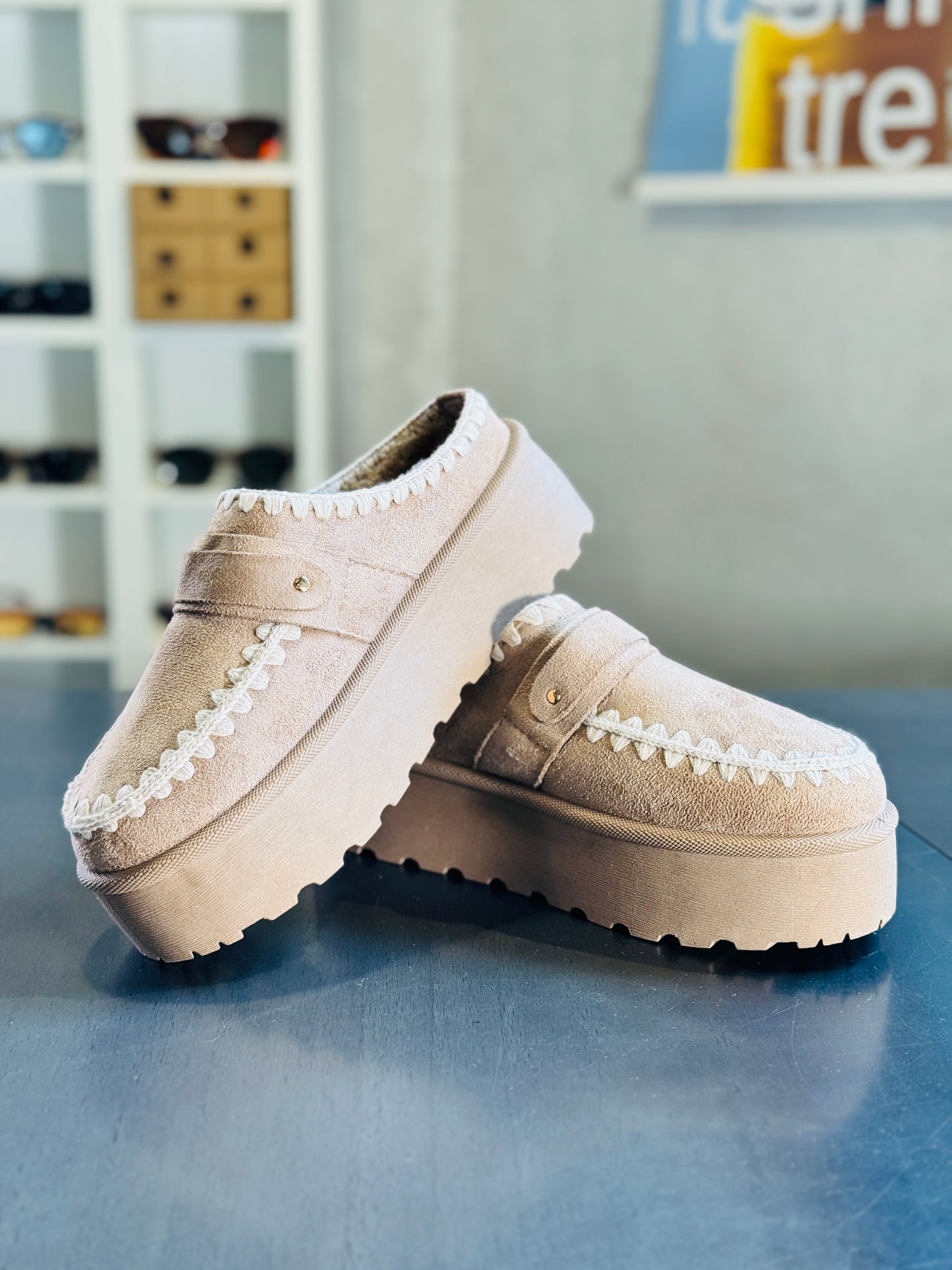 Sabot platform beige con ecopelliccia all’interno 2071