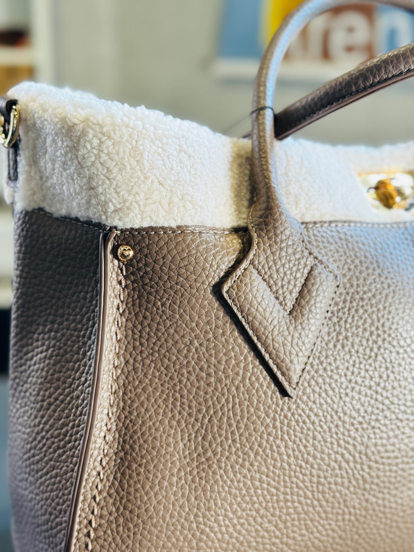 Maxi bag in similpelle fango con inserti in effetto montone e tracolla all’interno 2078