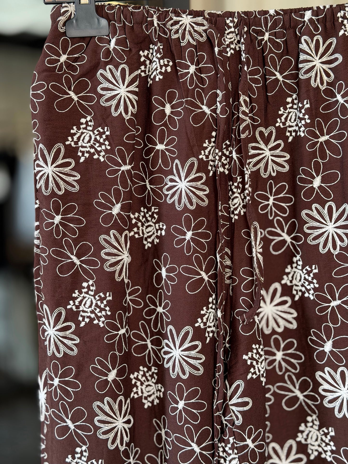 Pantalone marrone ricamato bianco in taglia unica 2483
