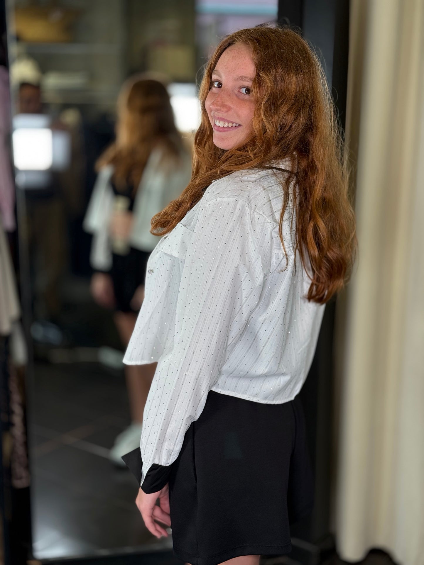Camicia crop bianca con brillantini e inserti neri 455