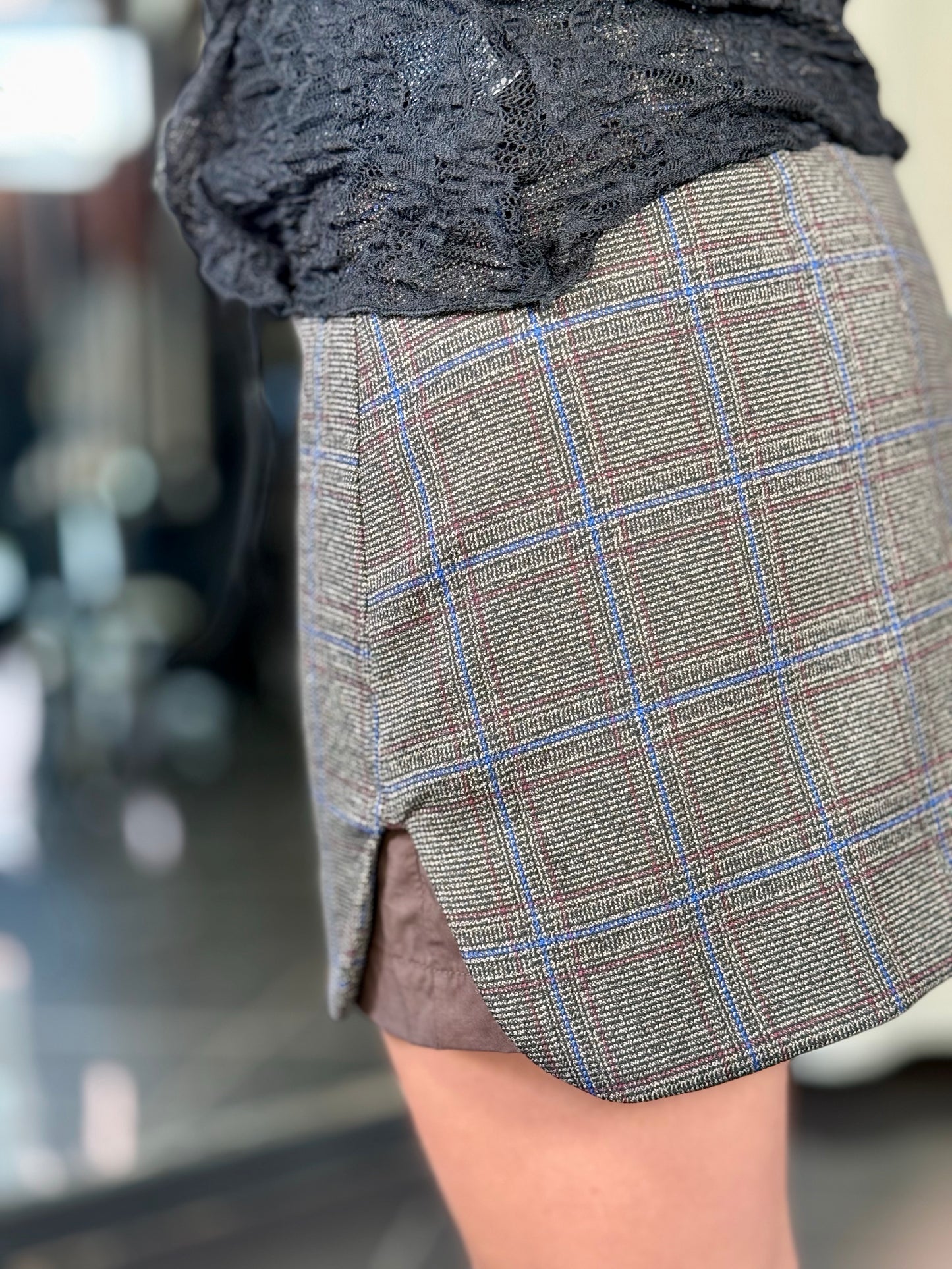 Minigonna scozzese con pantaloncino e cintura 2035