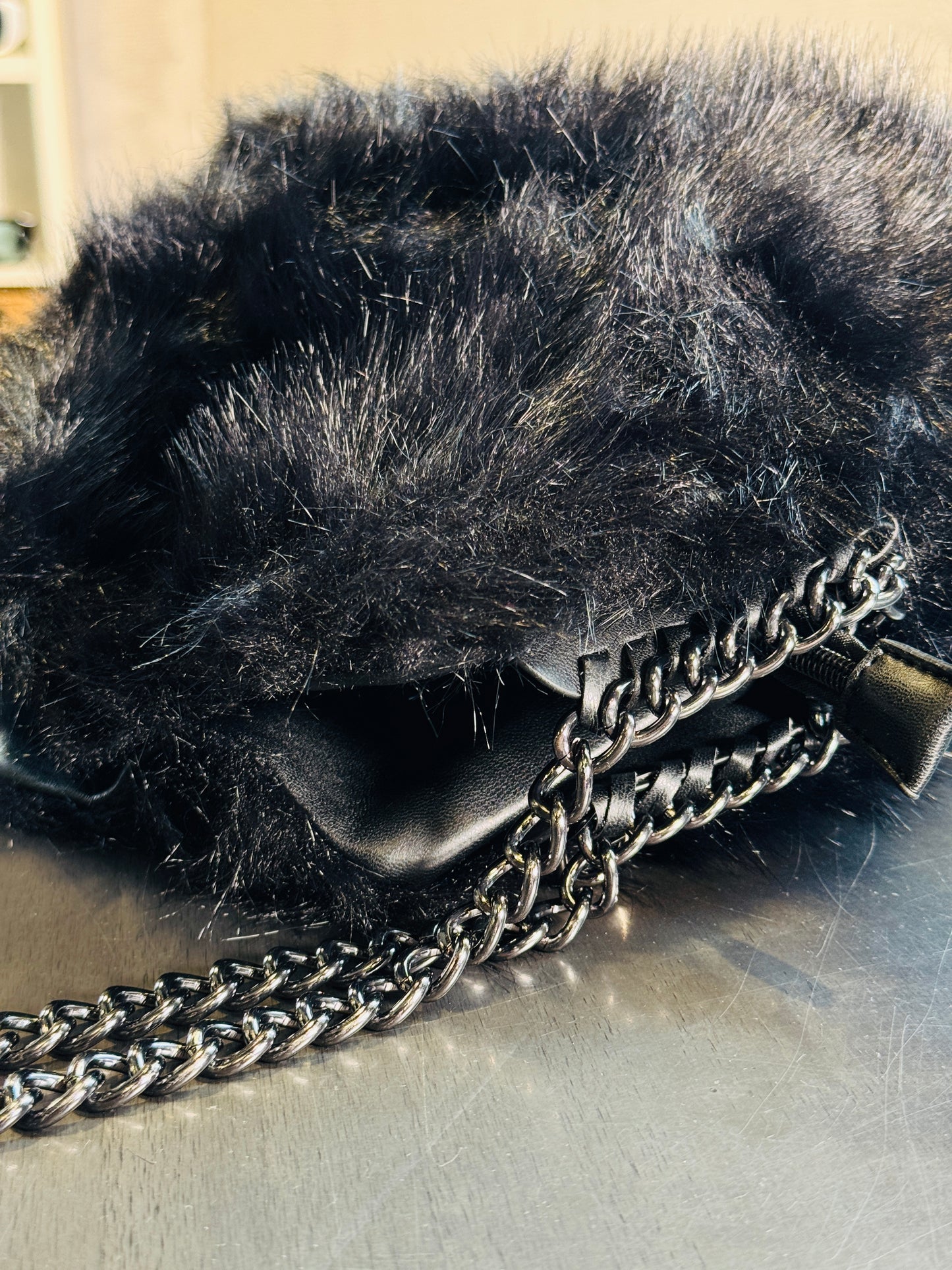 Borsa a spalla peluche nero con catena argento 2388