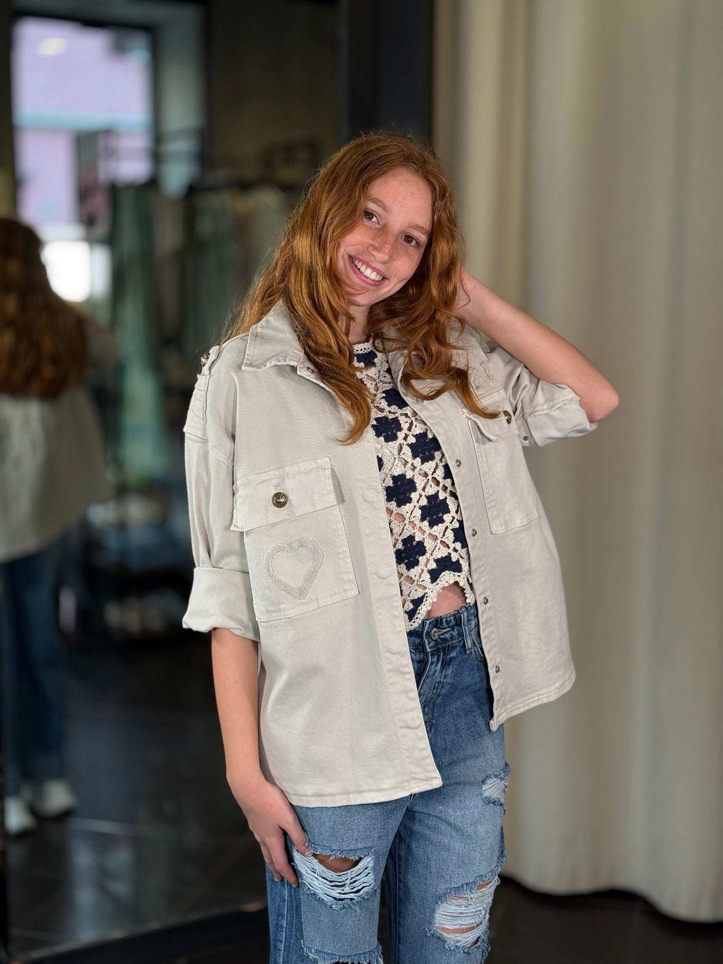 Camicia effetto jeans sabbia con ricamo tono su tono 353