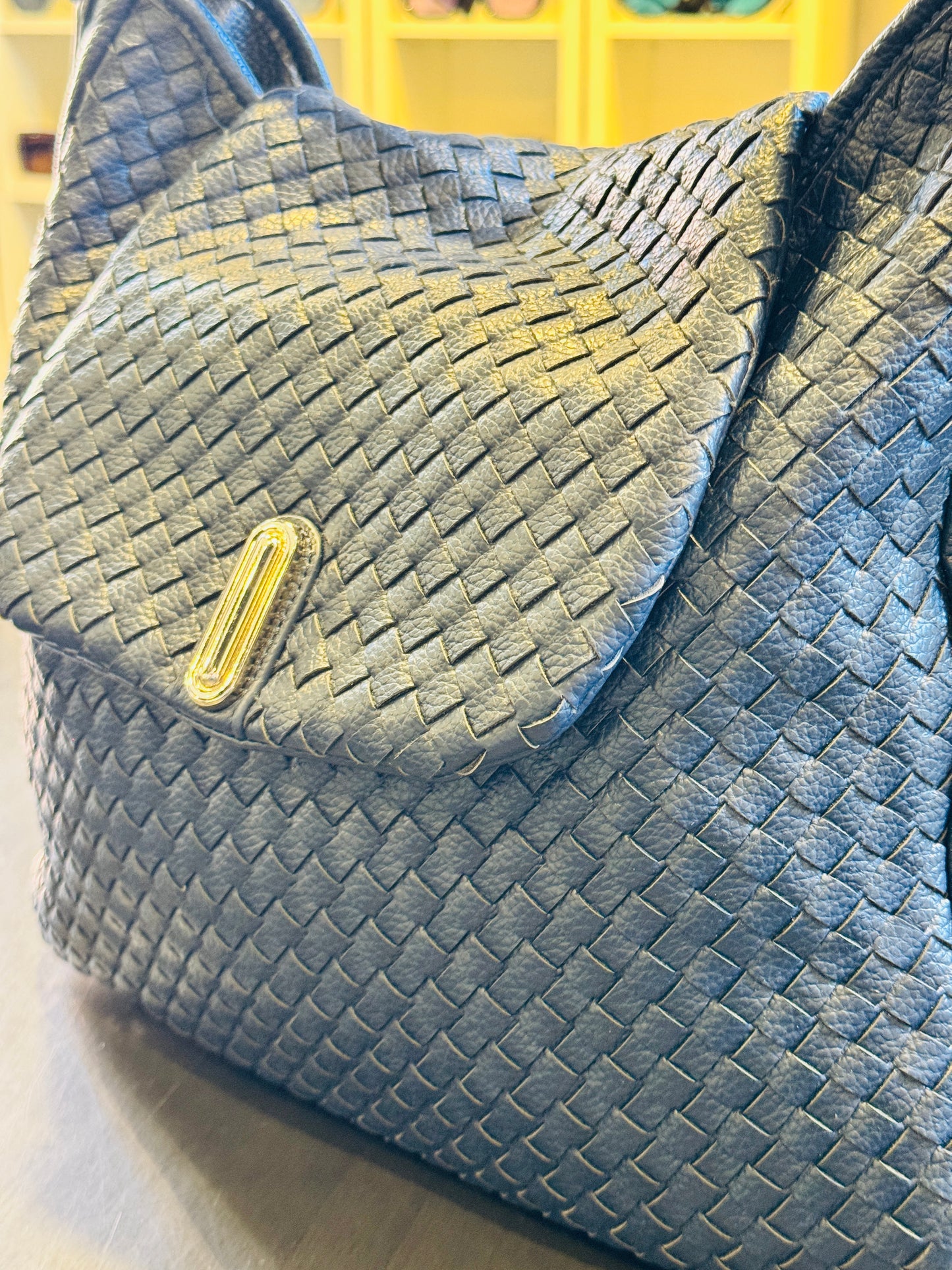 Borsa effetto intrecciato con tracolla all’interno blu 2077