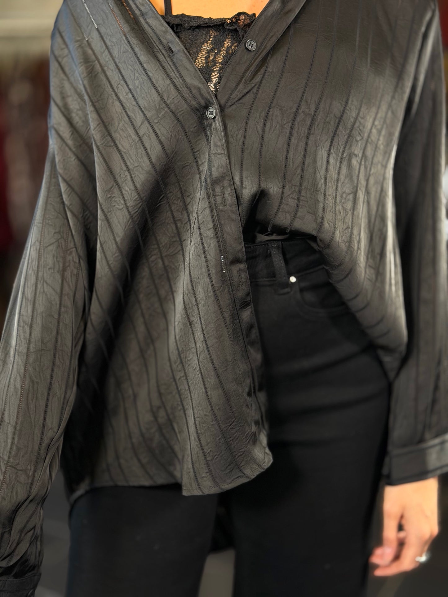 Camicia nera effetto satinato in taglia unica 2442