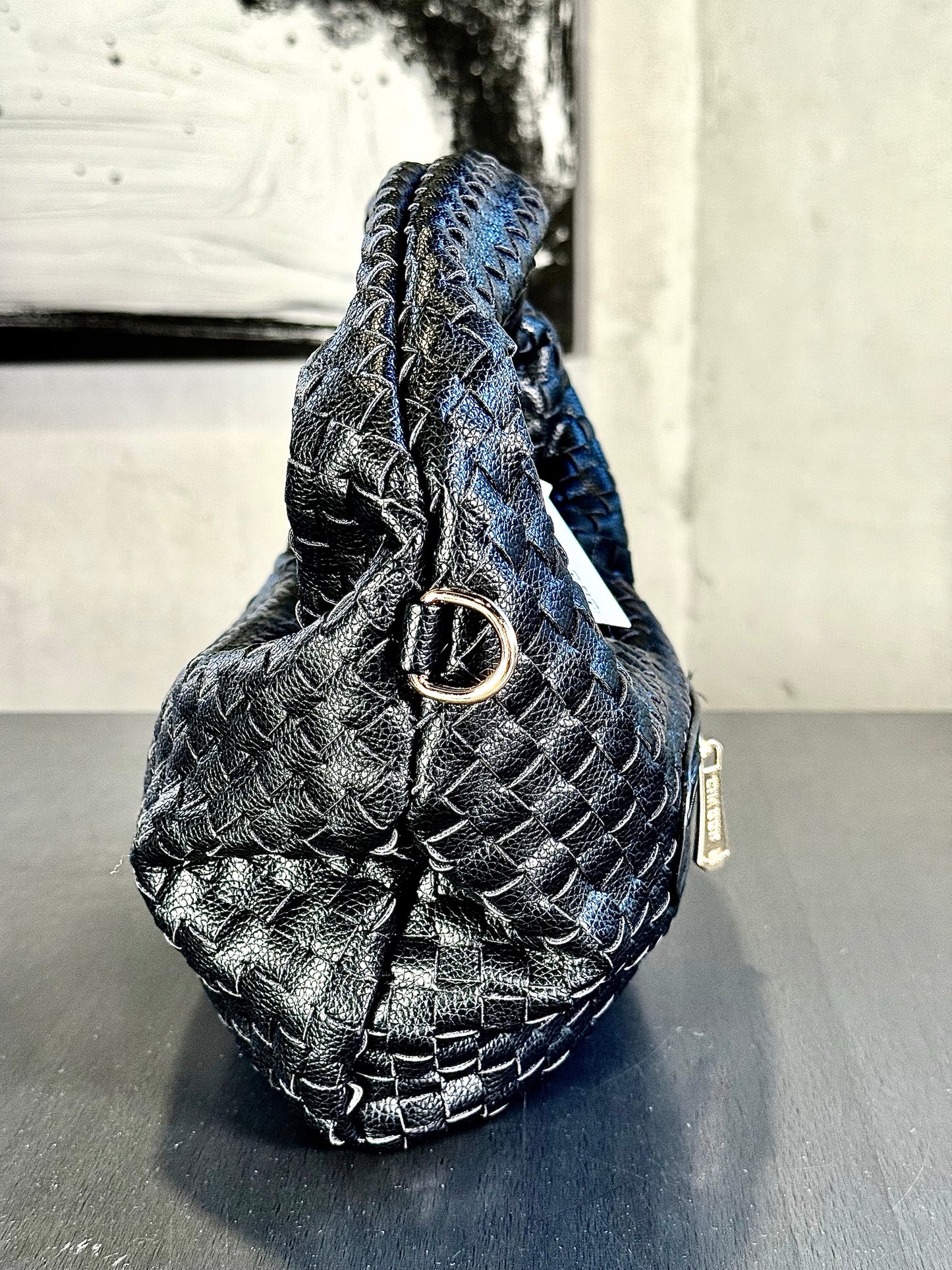 Mini bag intrecciata a mano nera con tracolla all’interno 332