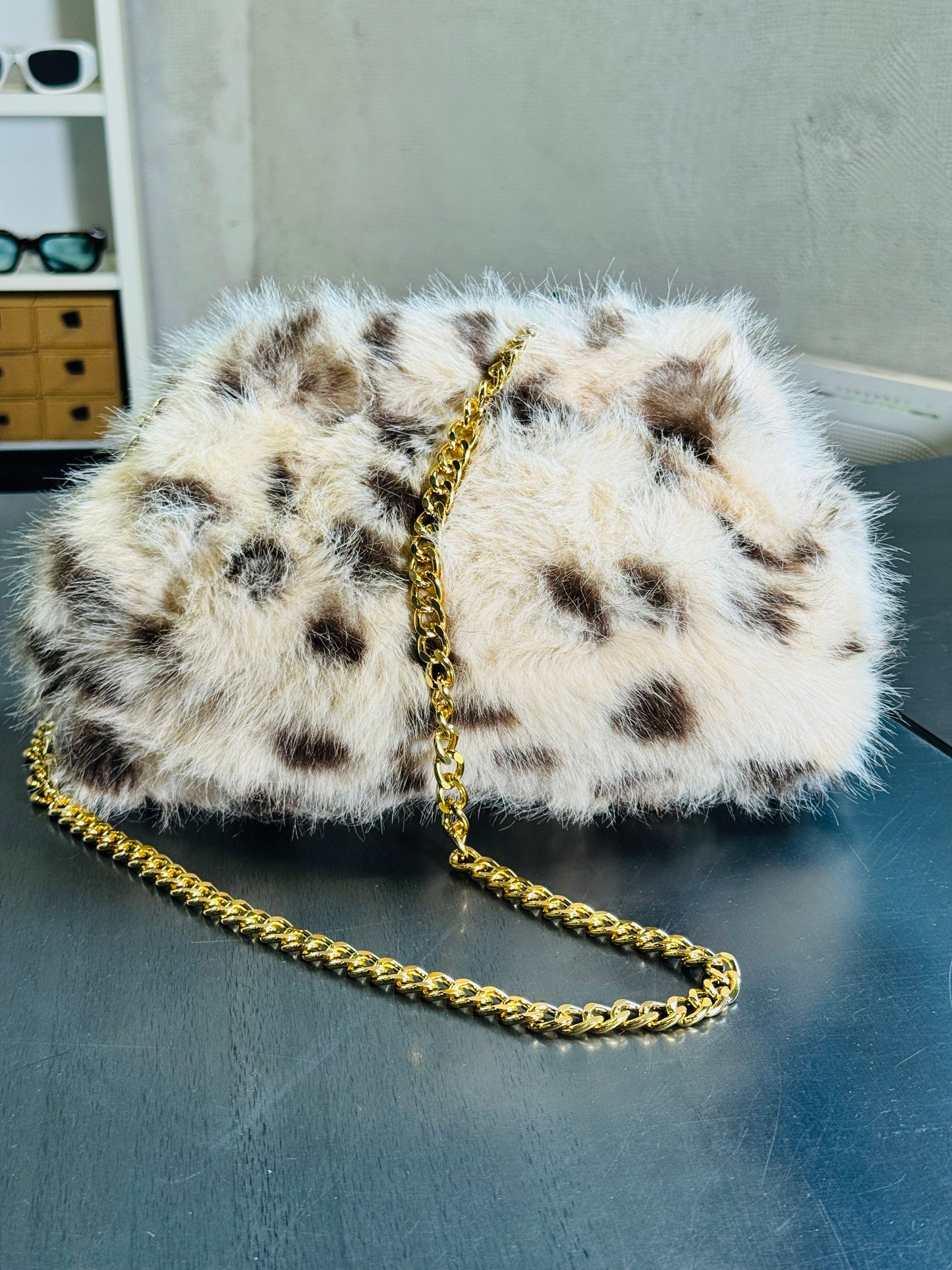Clutch peluche animalier panna con tracolla in catena oro 2374