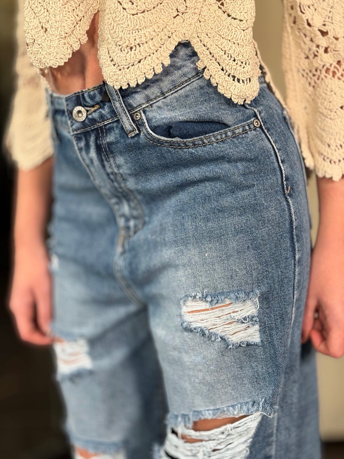 Jeans gamba larga con strappi e risvolto 361