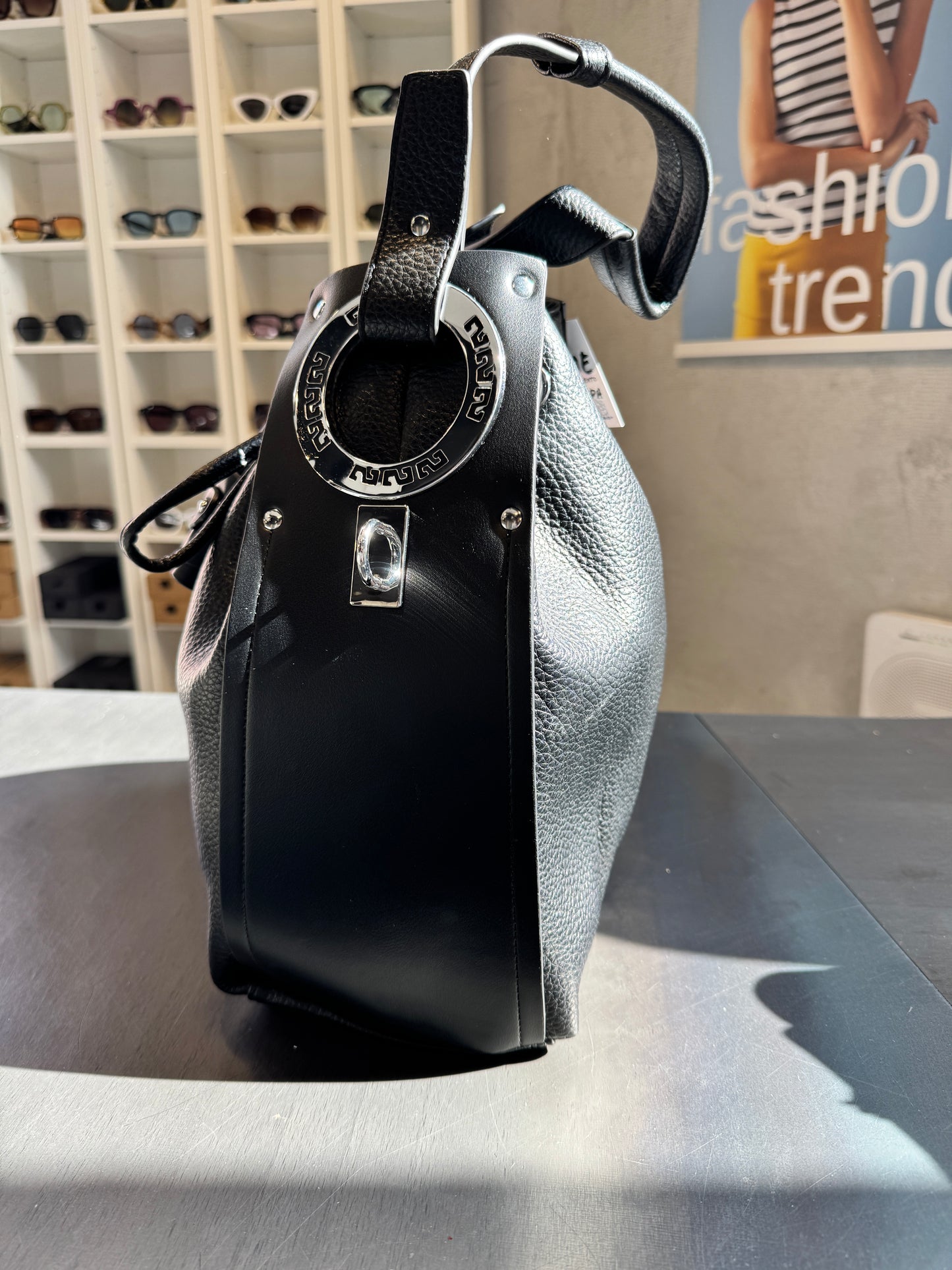 Borsa a secchiello nero con tracolla all’interno 2073