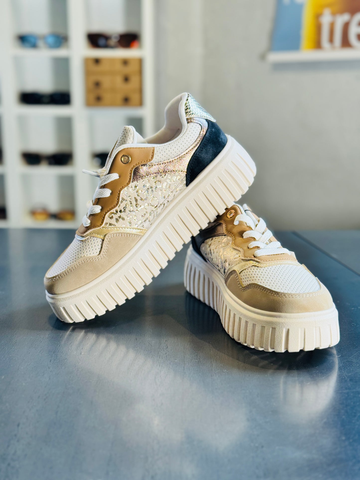Sneakers beige con inserti color cuoio e neri con platform 2074