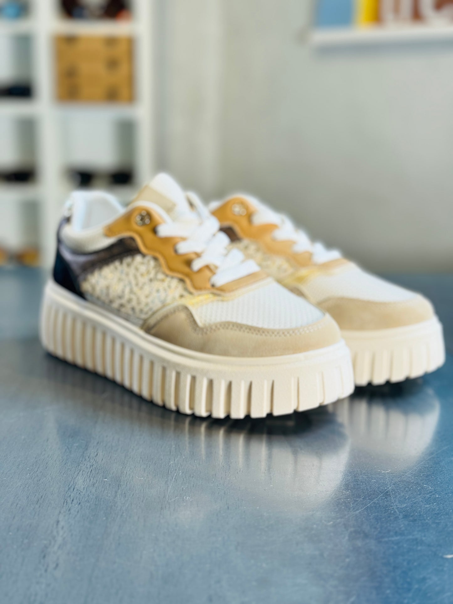 Sneakers beige con inserti color cuoio e neri con platform 2074