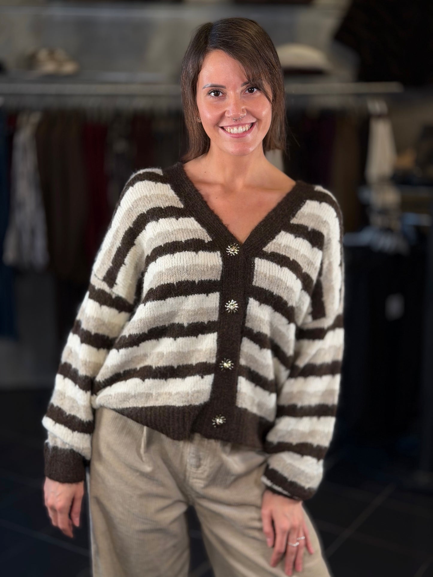 Cardigan a righe marrone e beige con bottone gioiello in taglia unica 2444