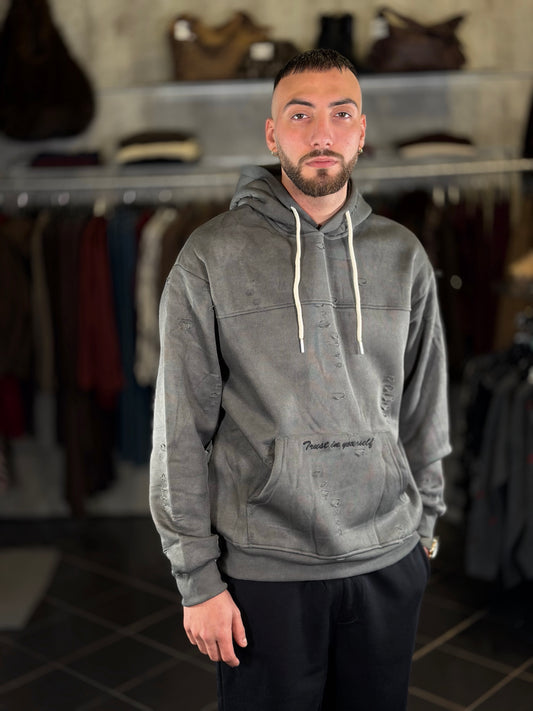 Felpa grigia con cappuccio e strappi 2520