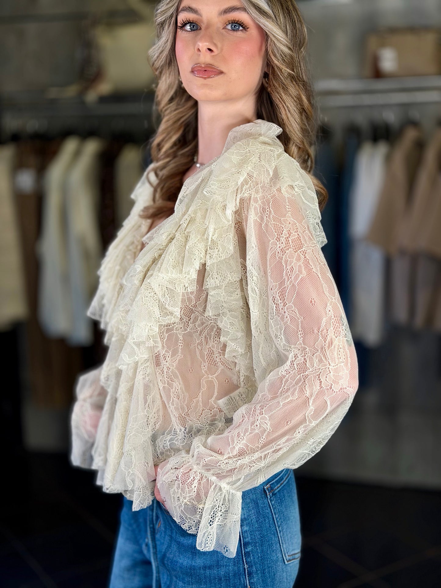 Blusa in pizzo con volant panna in taglia unica 2023