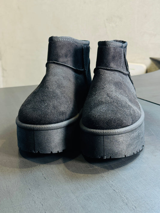 Boots in suede nero con eco pelliccia all’interno e platform 2212