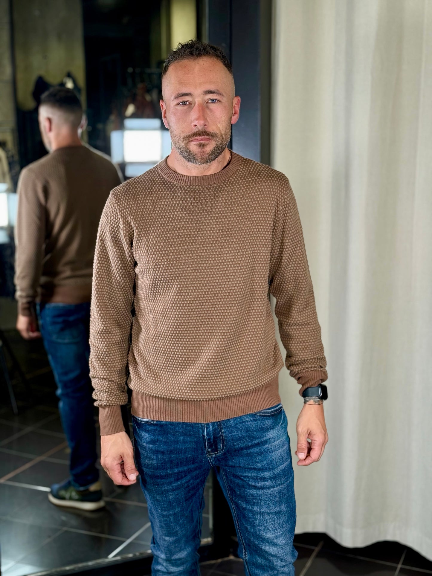 Maglioncino girocollo con pois in tono su tono marrone 2351