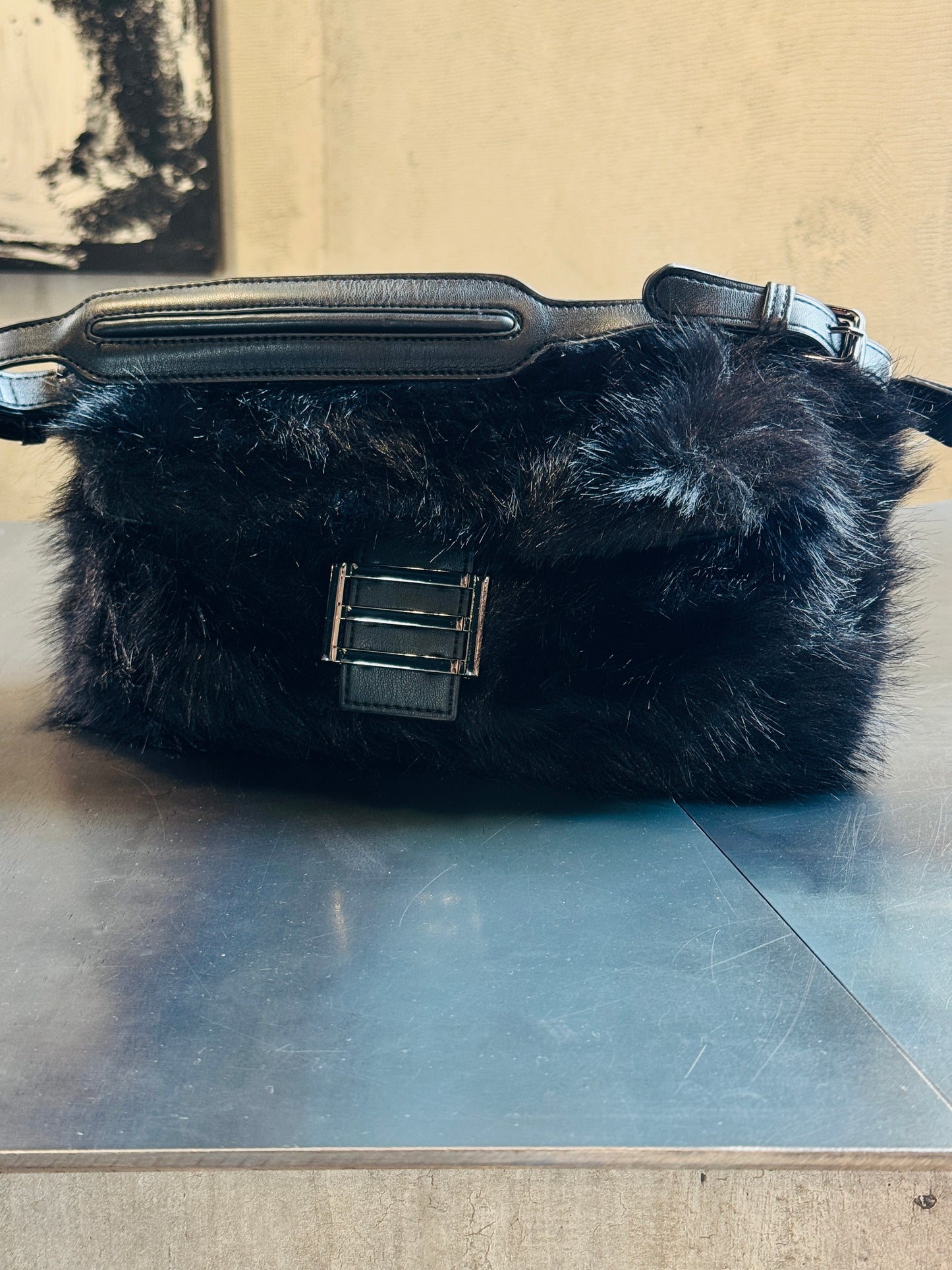 Borsa peluche nera con tracolla all’interno 664