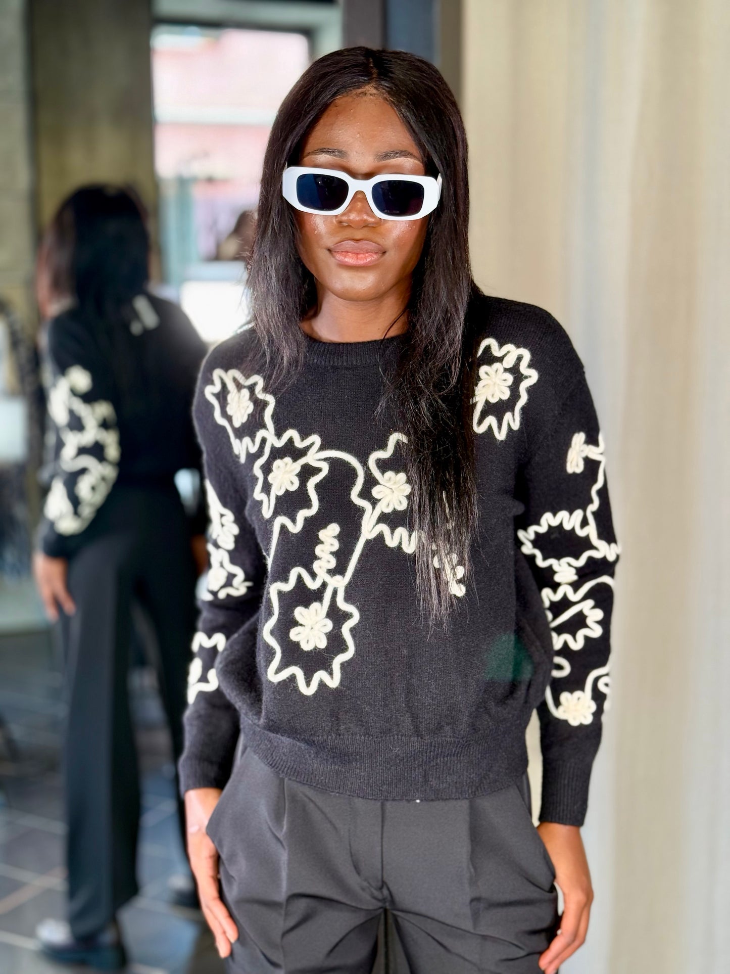 Maglione girocollo nero con ricamo panna in taglia unica 2226