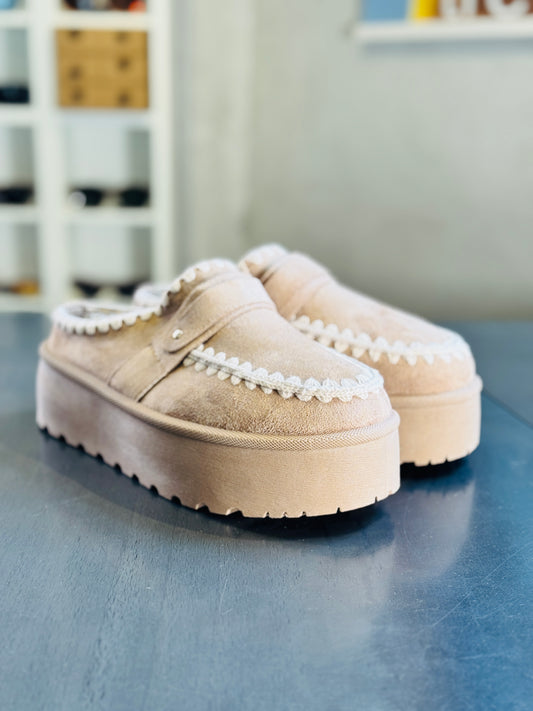 Sabot platform beige con ecopelliccia all’interno 2071