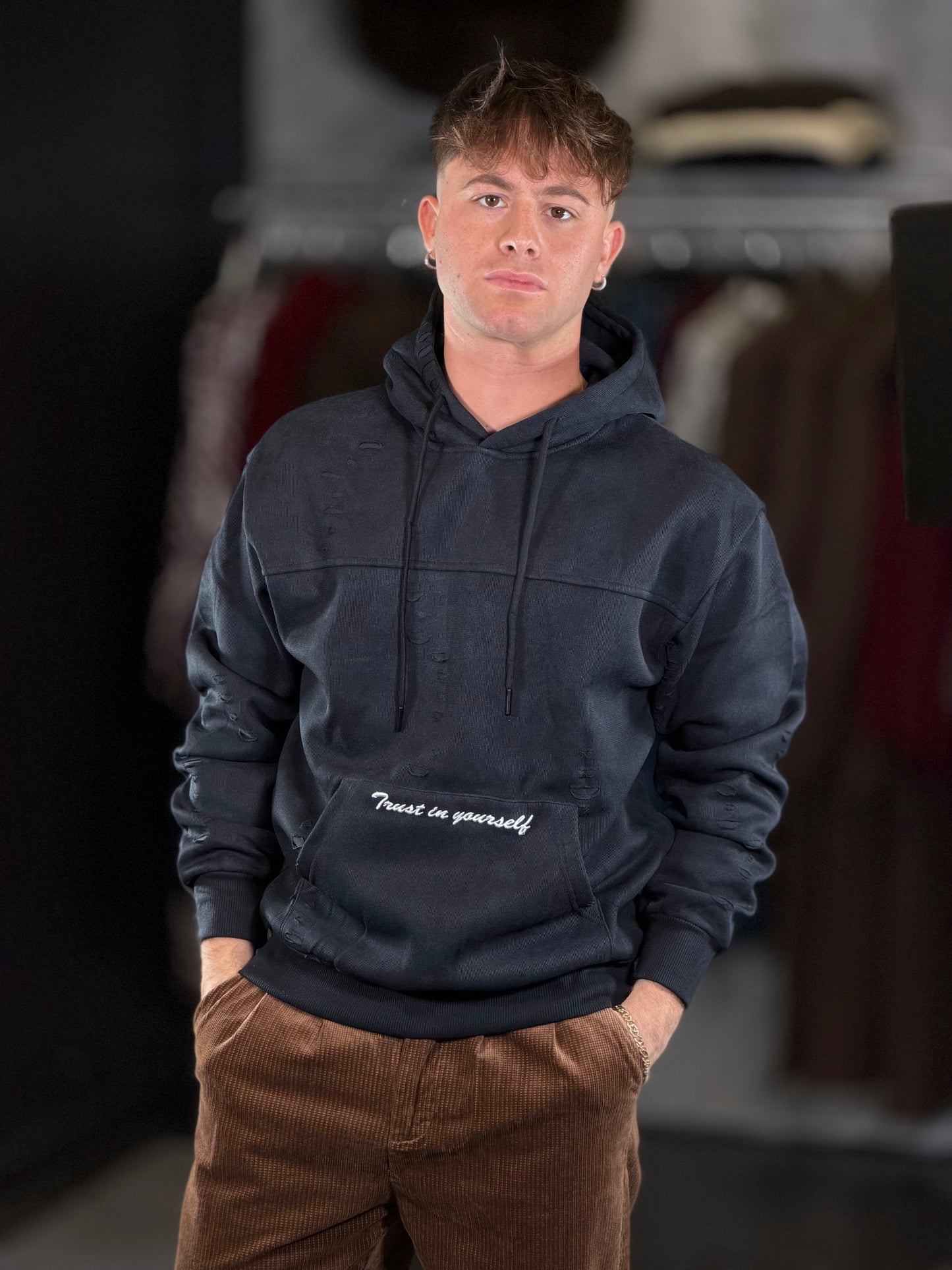 Felpa nera con cappuccio e strappi 2519