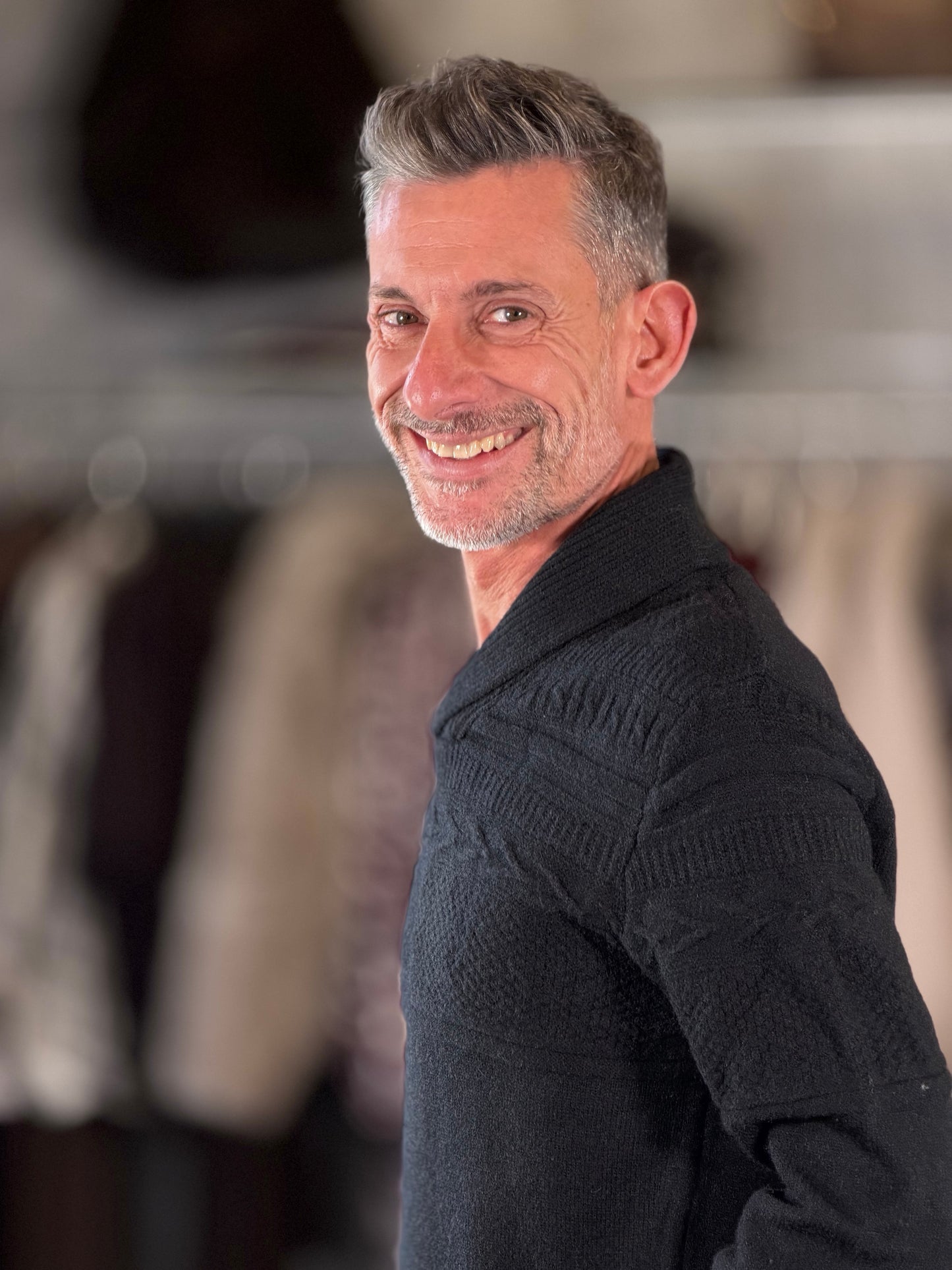 Maglione nero con collo a scialle 2568